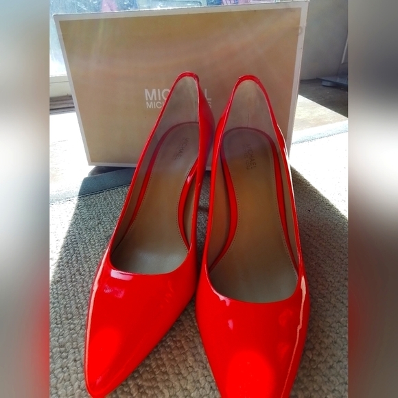 Nwb, hot Michael Kors Patent Mid Flex Pump in Coral Reef - Picture 2 of 5